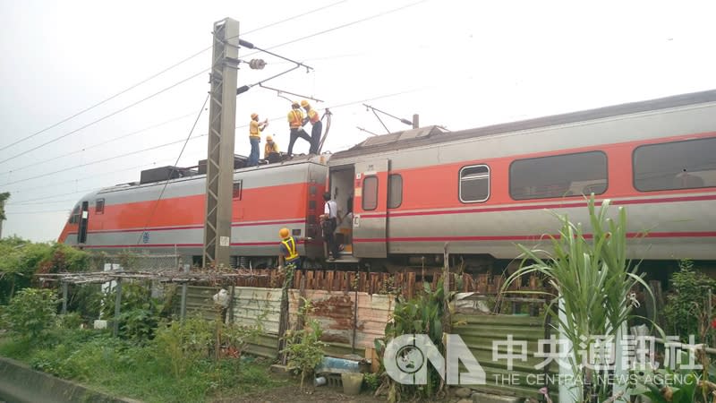 台鐵南下123次自強號列車，4日下午行經苗栗市疑因集電弓拉扯電車線斷落故障，列車暫停在宜春路平交道搶修。（中央社）