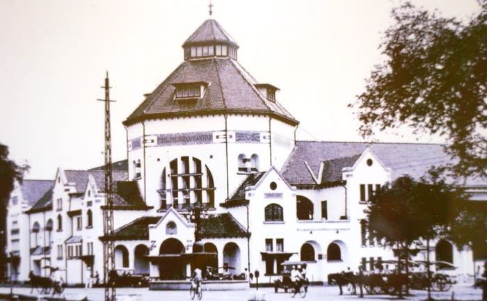 Historical city: A photo of Surabaya, taken in 1923, displayed at the former Escompto Bank building -- now a modern local bank.