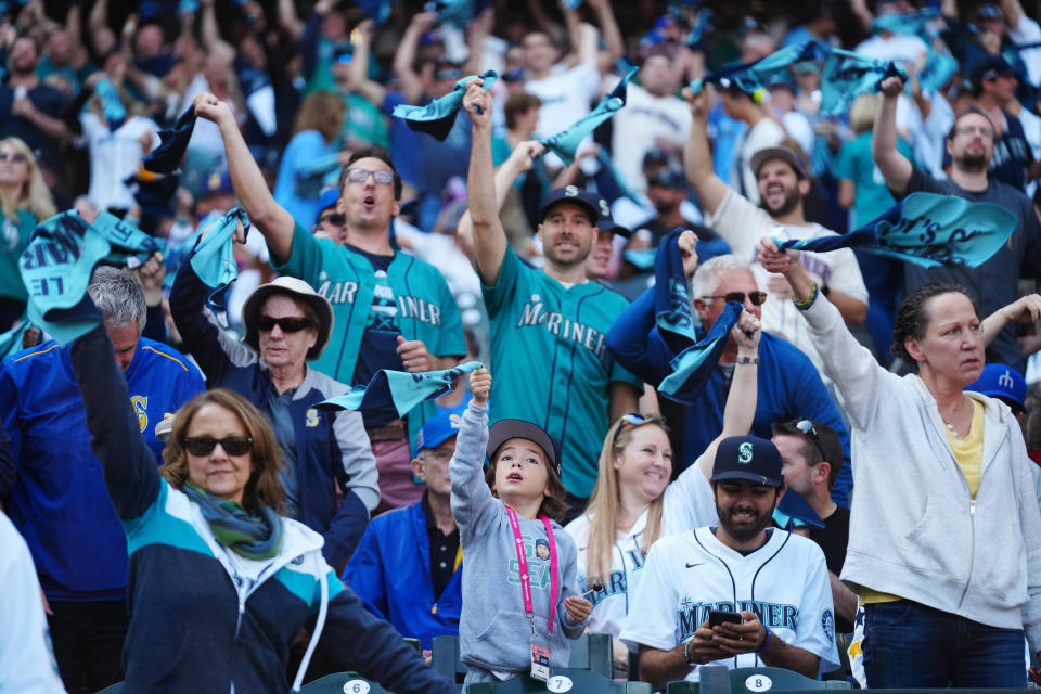 Los fanáticos de los Marineros de Seattle ondean toallas antes del Juego 3 de la ALDS contra los Astros de Houston en T-Mobile Park el sábado 15 de octubre de 2022 en Seattle, Washington.  (Foto de Daniel Shirey/MLB Photos vía Getty Images)