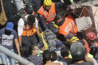 <p>Rescatistas y personal civil rescatan personas con vida de los edificios colapsados en Ciudad de México (México) hoy, martes 19 de septiembre de 2017, tras un sismo de magnitud 7,1 en la escala de Richter, que sacudió fuertemente la capital mexicana y causó escenas de pánico justo cuanto se cumplen 32 años de poderoso terremoto que provocó miles de muertes. EFE </p>