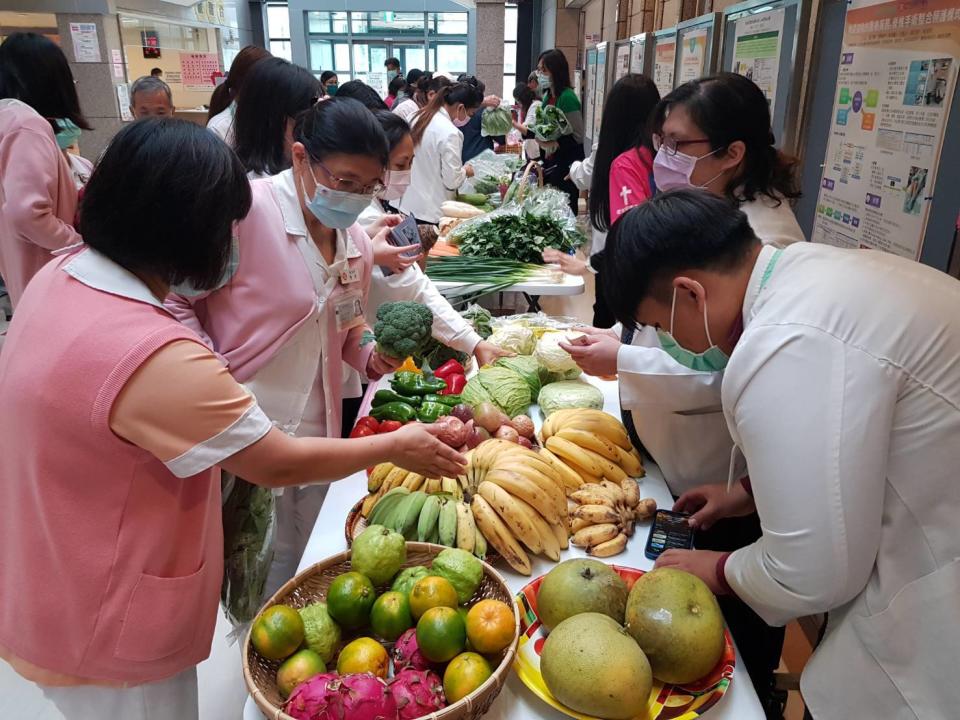 臺東馬偕醫院慶祝感恩節，在院內大廳辦理小農市集義賣，受到民眾熱烈迴響。