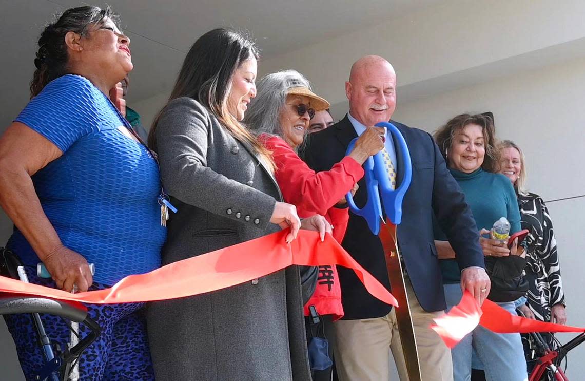 Fresno Mayor Jerry Dyer, third from right, and Council Member Esmeralda Soria, second from left, help at the ribbon-cutting ceremony for the new senior community center at The Link @ Blackstone on Monday, Nov. 28, 2022, in Fresno.