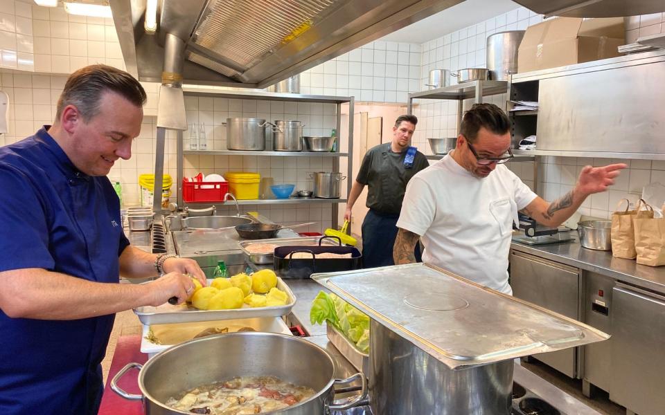 Bei den Kartoffelknödeln stellen sich Tim Raue (links) und Hans Neuner gleichermaßen bescheiden an. (Bild: RTL / Endemol Shine / Giuseppina Goduto)