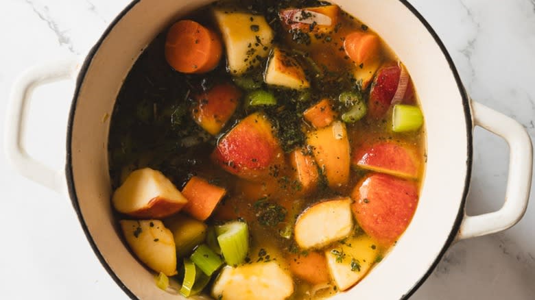 Combine zanahorias y manzanas para obtener una sopa dulce llena de sabor.