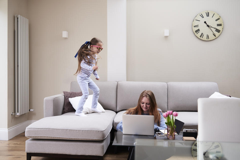 Alle Eltern kennen das: Während Mama ein wenig Ruhe bräuchte, ist das Kind noch auf 180 (Symbolbild: Getty Images)