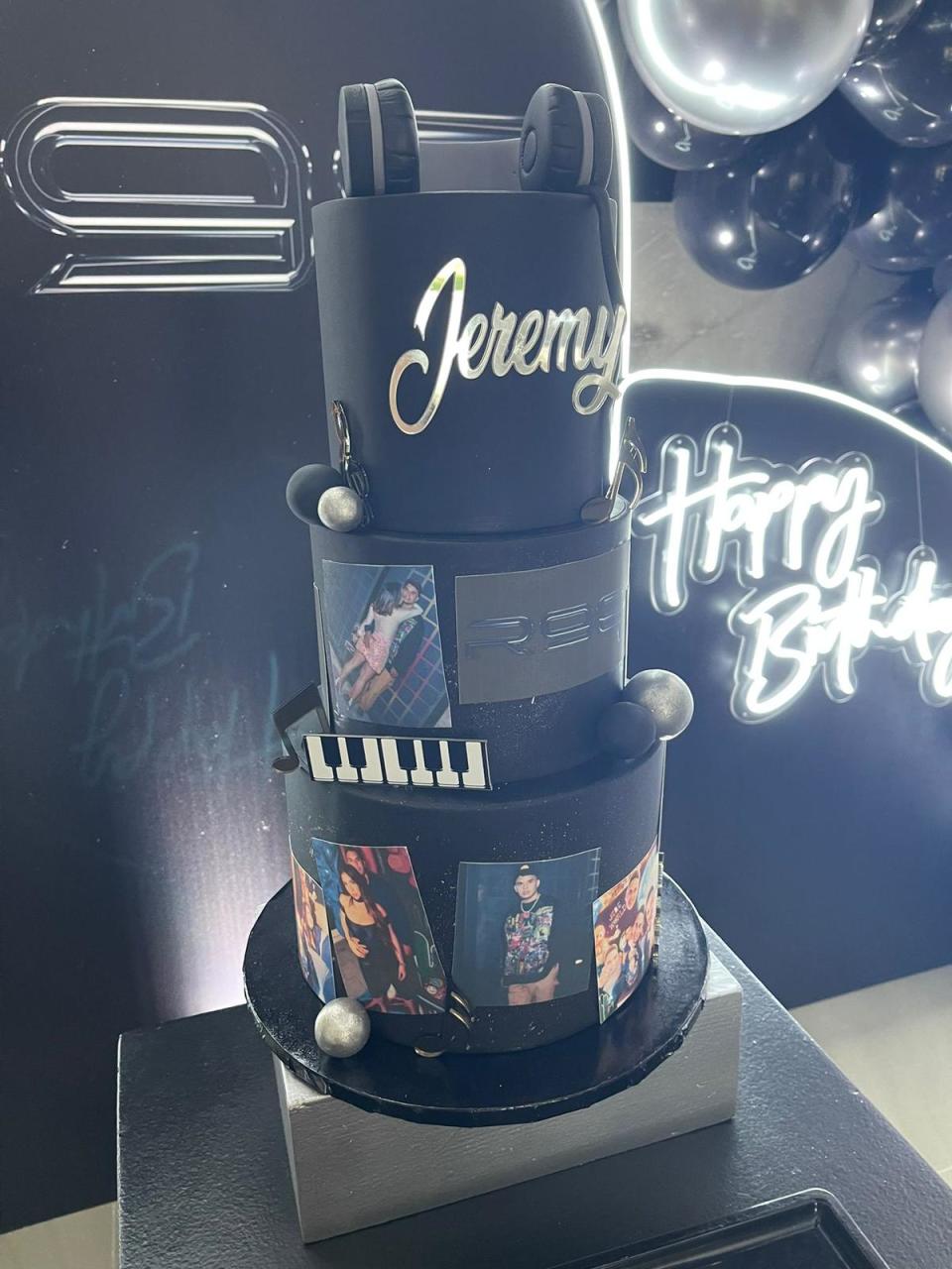 <p>El productor musical celebró su cumpleaños 22 en Miami en compañía de amigos y su esposa. El enorme pastel de la celebración estuvo adornado con fotos de él y su amada. ¡Qué rico!</p>