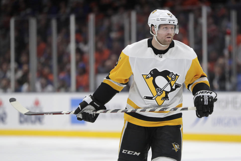 Phil Kessel has reportedly been traded from the Pittsburgh Penguins to the Arizona Coyotes. (AP Photo/Julio Cortez)