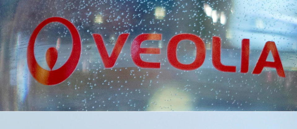 Les logos de Veolia et Suez.
