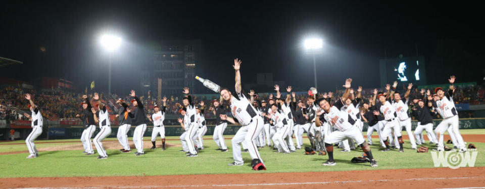 統一獅贏得台灣大賽第5戰，跳起勝利之舞。（李天助攝）