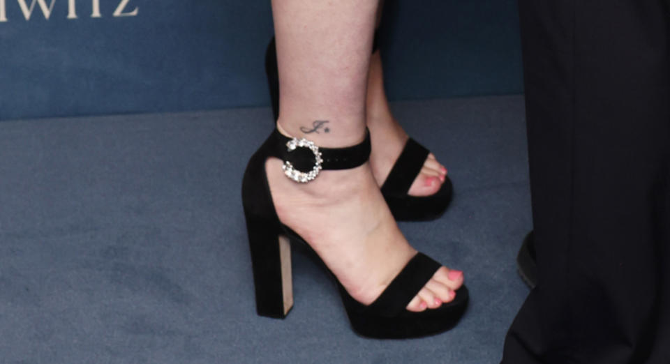 A closer look at Melanie Lynskey's sandals.
