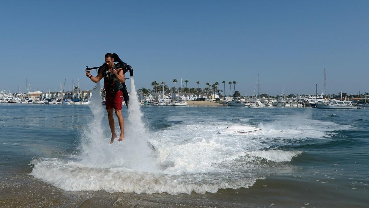 jetpack pilot demonstrates jet device to be used for record 26 mile attempt
