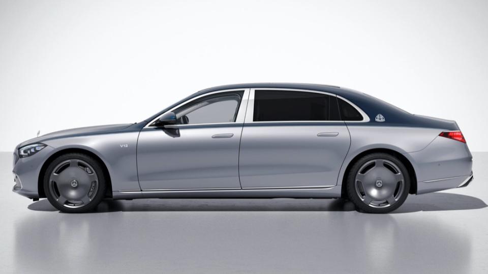 Maybach S-Class Edition 100採用Cirrus Silver與Nautical Blue配色的古典雙色設計。