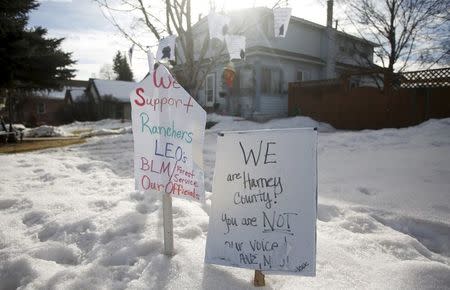 Signs supporting ranchers and law enforcement in the yard of a home in Burns, Oregon February 11, 2016. REUTERS/Jim Urquhart