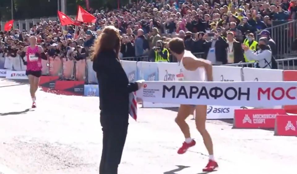 El atleta de Kirguistán Yuri Chechun en el momento en el que se burla de su rival, el ruso Iskander Yadgarov, justo antes de ganar la Maratón de Moscú. (Foto: VGTRK). 