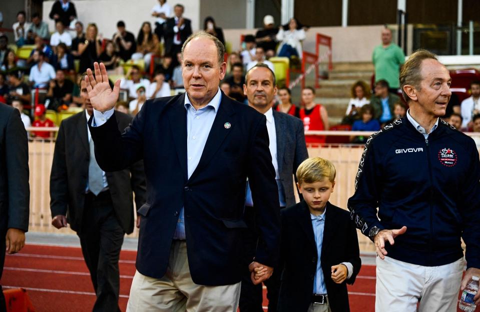 Albert de Monaco et son fils Jacques semblent partager une passion commune, celle du football. Père et fils se sont rendus au stade Louis II, de Monaco, pour assister au traditionnel match de football d’ouverture du Grand Prix de Monaco dans la cadre de la 29ème édition du World Stars Football. Composée de personnalités du monde du sport, l’A.S. Star Team For The Children, dont le prince est le capitaine, a ainsi rencontré les pilotes de F1 de la All Stars Formula 1 Drivers.Lire aussi : Mariage royal : Albert et Charlène de Monaco, les larmes d'une princesseUne sortie sportive avec Jacques Cet événement permet de mettre en lumière la cause des enfants défavorisés puisque les bénéfices récoltés sont ensuite reversés en intégralité à une œuvre caritative. Pour l’occasion, Albert de Monaco et son fils avaient misé sur le même style vestimentaire, composé d’une chemise claire, d’une veste sombre avec un pantalon beige et des chaussures noires.Depuis les tribunes, le duo complice n’a pas loupé une seule miette du match qui se jouait devant leurs yeux, laissant échapper leur joie en se tenant les mains à chaque but. Après un match nul (3-3), Albert de Monaco et son fils sont allés saluer tous les joueurs. Jacques a tenu quelques instants le trophée avant que son père ne le remette aux membres des deux équipes. Pendant ce temps, Charlène de Monaco qui a fait son grand retour sur le Rocher en mars dernier, a passé du temps avec sa fille Gabriella. Toutes les deux ont assisté à la Monte-Carlo Fashion Week au cours de laquelle elle a fait quelques révélations sur sa relation avec le prince Albert. La princesse a également partagé une adorable photo avec sa fille sur son compte Instagram durant un moment privilégié.