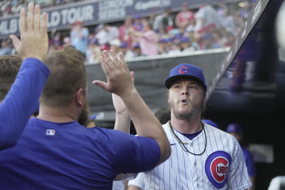 Justin Steele, pitcher abridor de los Cachorros de Chicago es felicitado en la caseta al final de la sexta entrada del juego de béisbol en contra de los Cardenales de San Luis, el sábado 24 de junio de 2023, en Londres. (AP Foto/Kin Cheung)