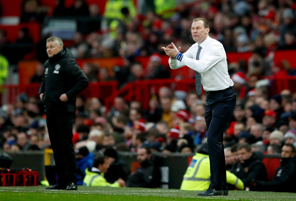 Everton interim manager Duncan Ferguson on the touchline. (Credit: Getty Images)