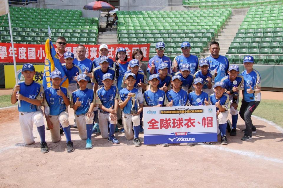 109學年度國小硬式組全國賽由桃園市仁善獲得冠軍。（學生棒聯提供）