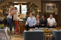 <p>... der die Serie wiederbelebte. In fünf Staffeln erzählte "Fuller House" von der nächsten Generation der Tanners, wobei auch immer wieder alte Bekannte aus den Original-Folgen vorbeischauen. (Bild: Michael Yarish / Netflix)</p> 