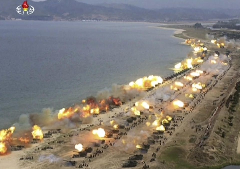 ARCHIVO - En esta imagen tomada de un video de KRT de Corea del Norte el 26 de abril de 2017, se muestra lo que se denominó como "demostración de fuego" para celebrar el 85to aniversario del ejército de Corea del Norte, en Wonsan, Corea del Norte. (KRT vía AP Video, Archivo)