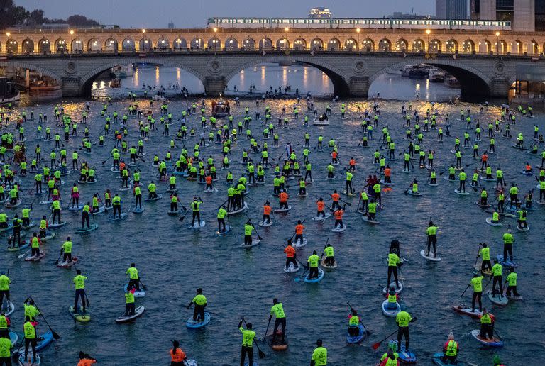 Una carrera de paddle en el río Sena, en París, en diciembre pasado. (James Hill/The New York Times)