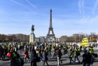 <p>Selon la préfecture de police, entre 1000 et 1500 gilets jaunes manifestaient au plus fort de la journée (peu après 15h), lorsque le cortège est arrivé au pied de la Tour Eiffel. Un nombre relativement peu élevé, au regard du nombre de personnes qui s’étaient déclarées intéressées par l’événement sur Facebook.<br>(Crédit : Getty Images) </p>