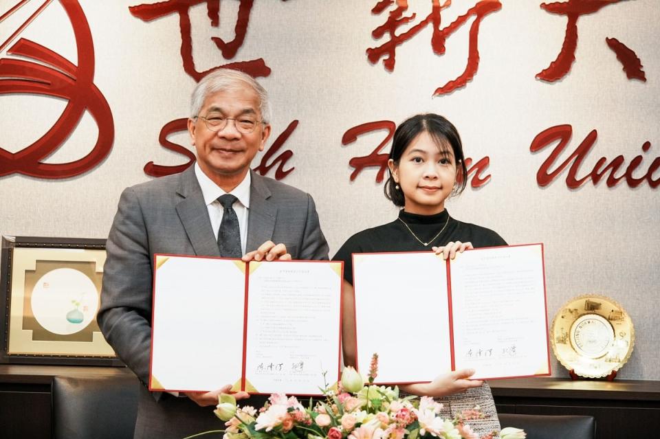 ▲世新大學校長陳清河（左）與精英公關集團董事孔寧（右）代表簽約。