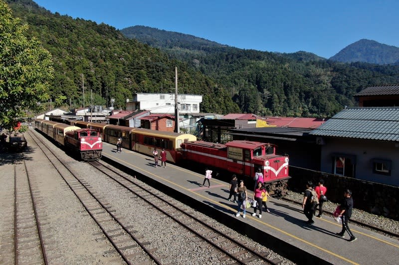 林鐵奮起湖車站 阿里山林業鐵路及文化資產管理處7日表示，奮起湖 車庫是阿里山林鐵唯一的木構車庫，早年不論上山或 下山的蒸汽火車，都在此加水、補充煤炭、更換蒸汽 火車頭後才繼續上路。 （阿里山林業鐵路及文化資產管理處提供） 中央社記者蔡智明傳真  113年5月7日 