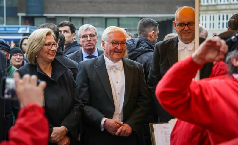 Andreas Bovenschulte (R), President of the Bremen Senate and Mayor, German's President Frank-Walter Steinmeier (C) and Saarland Minister President Anke Rehlinger (L) listen to a performance by a shanty choir in front of the building before the 480th Schaffermahlzeit in Bremen City Hall. Focke Strangmann/dpa
