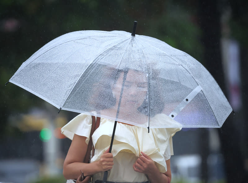 東北季風影響　雙北、基隆及宜蘭山區防豪雨 中央氣象署發布豪雨特報，東北季風影響及水氣偏 多，易有短延時強降雨，8日基隆北海岸、台北市、 新北市地區及宜蘭縣山區有局部大雨或豪雨。圖為台 北市中正區，民眾外出撐傘擋雨。 中央社記者王飛華攝  113年10月8日 