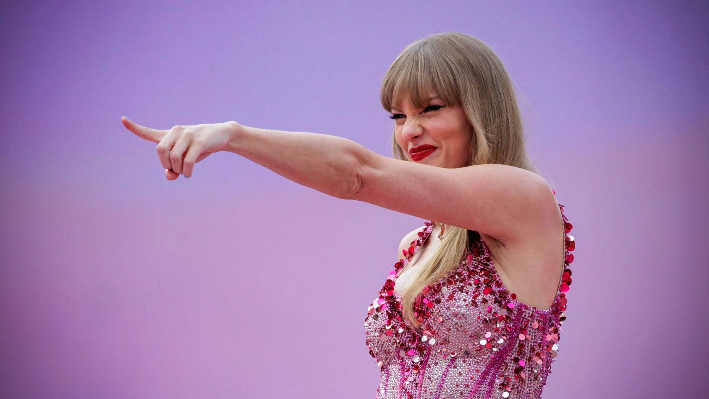 Taylor Swift mặc áo sequin màu hồng