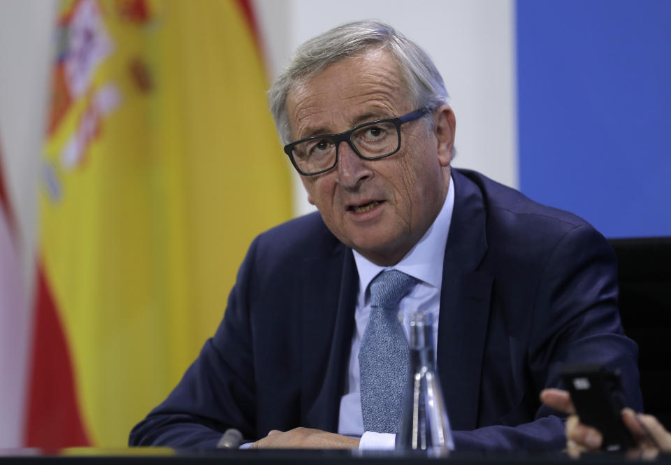 <p>EU-Kommissionspräsident Jean-Claude Juncker drückte den Verwandten der Opfer und dem gesamten spanischen Volk sein tiefes Mitgefühl aus. Zugleich würdigte er die Zivilcourage der Helfer vor Ort. „Ich denke besonders an die heldenhaften Menschen, die der Gefahr entgegen gelaufen sind, um Anderen zu helfen und an die Sicherheitskräfte, die für die Sicherheit der Bevölkerung arbeiten“, teilte Juncker mit. „Dieser feige Angriff galt bewusst jenen, die das Leben genießen und Zeit mit Verwandten und Freunden verbringen. Wir werden uns von solcher Barbarei niemals einschüchtern lassen.“ (Bild: AP Photo) </p>