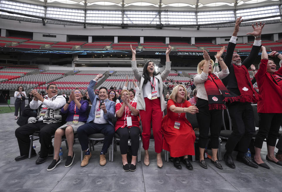 Dignatarios y políticos canadienses festejan luego que Vancouver fue elegida como una de las subsedes del Mundial de 2026, el jueves 16 de junio de 2022 (Darryl Dyck/The Canadian Press via AP)