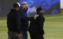 Maradona ingresa en la cancha antes de un partido ante Patronato en La Plata como técnico de Gimnasia y Esgrima, el viernes 30 de octubre de 2020. En la jornada, el astro cumplió 60 años (Demian Alday/Pool vía AP)