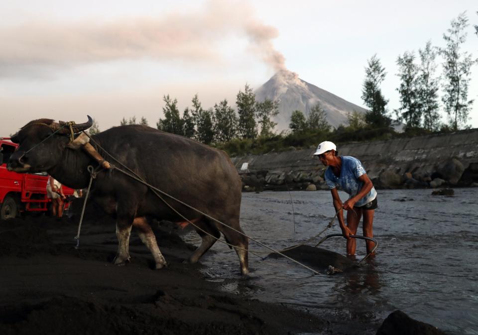 <p>FRM15. DARAGA (FILIPINAS), 23/01/2018. Un hombre lleva sus animales mientras el volcán Mayon entra en erupción hoy, martes 23 de enero de 2018, desde la ciudad de Daraga, provincia de Albay (Filipinas). El Instituto Filipino de Vulcanología y Sismología (PHIVOLCS) elevó el 22 de enero el nivel de alerta para el volcán Mayon en medio de temores de una erupción mayor en las próximas horas o días. “Más de 26,000 personas han sido evacuadas a refugios en el área. La zona de peligro se extiende a un radio de 8 kilómetros desde el respiradero de la cumbre. Se recomienda encarecidamente al público que esté atento y desista de ingresar a esta zona de peligro”, agregó el PHIVOLCS. EFE/FRANCIS R. MALASIG </p>