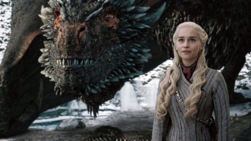 Noch schockierender war nur ihre Entwicklung: Daenerys Targaryen (Emilia Clarke), Mutter der Drachen, Sprengerin der Ketten - und Hoffnungsträgerin für ganz Westeros. Doch dann fiel sie dem Wahnsinn anheim, plante die Machtübernahme im ganzen Reich und fackelte mit ihrem Drachen kurzerhand eine ganze Stadt nieder. (Bild: )