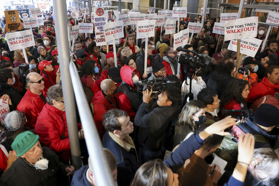 Cientos de periodistas y otros empleados del New York Times protestan frente a las oficinas del diario tras 24 horas de paro, frustrados por las negociaciones contractuales que se han prolongado durante meses en el mayor conflicto laboral del periódico en más de 40 años, el jueves 8 de diciembre de 2022, en Nueva York. (AP Foto/Julia Nikhinson)