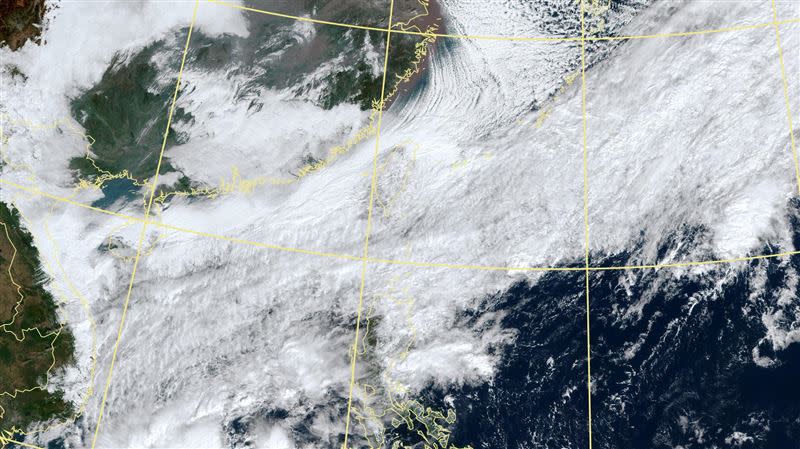 衛星雲圖顯示冷空氣大舉「蓋台」。（圖／氣象署提供）