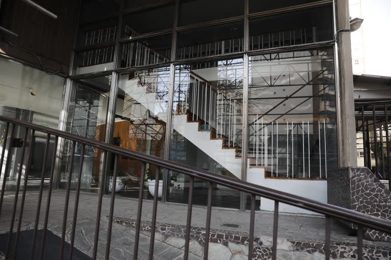 Una de las rampas de acceso a la Torre Dorrego y de las escaleras a la vista