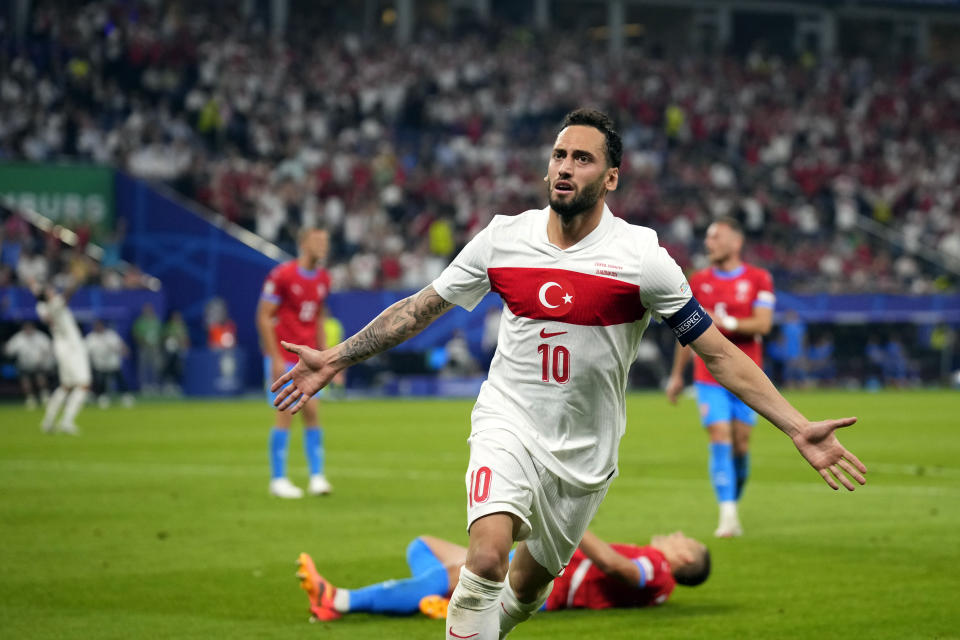 El turco Hakan Calhanoglu (10) celebra después de anotar el primer gol durante un partido del Grupo F entre la República Checa y Turquía en la Eurocopa 2024 en Hamburgo, Alemania, el miércoles 26 de junio de 2024. (AP Foto/Petr David Josek)