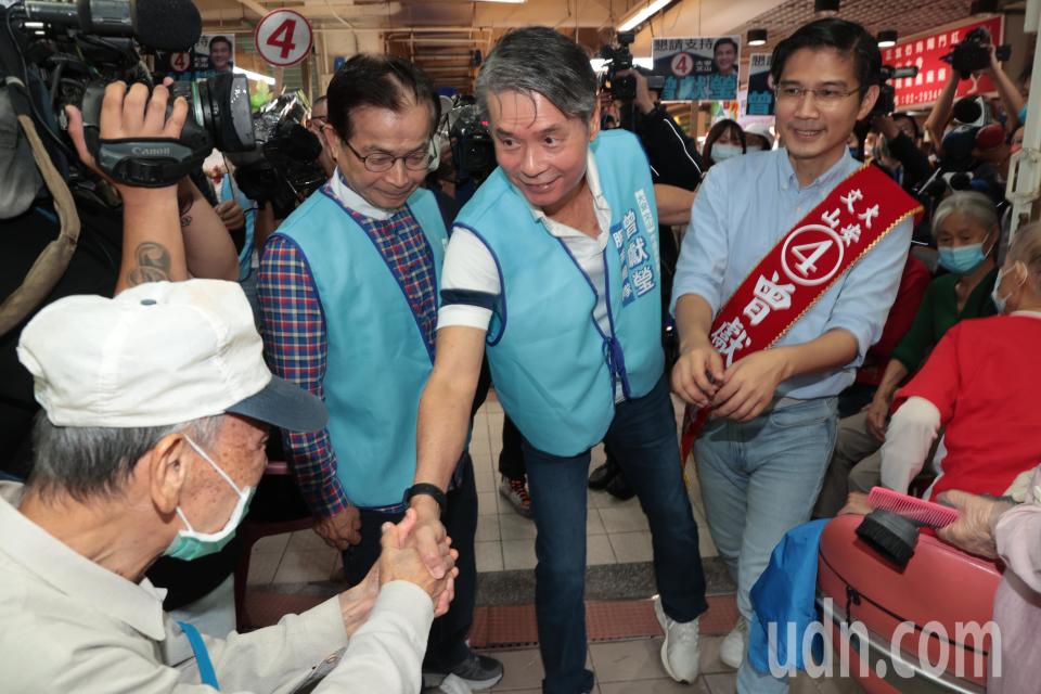 Former secretary general of the National Security Council, Jin Pucong, who has not been seen for a long time, went to Xinglong Market in Taipei City's Wenshan District in the morning, and lawmaker Lai Shibao accompanied the council municipal non-party candidate Zeng Xianying to the market to collect votes.Reporter Huang Yishu/Photo