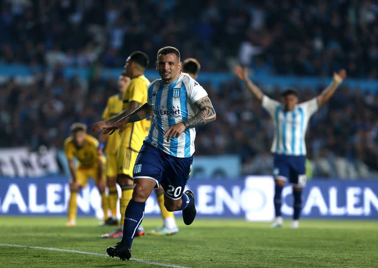 Vecchio empieza a festejar tras anotar el primer gol de Racing frente a Boca