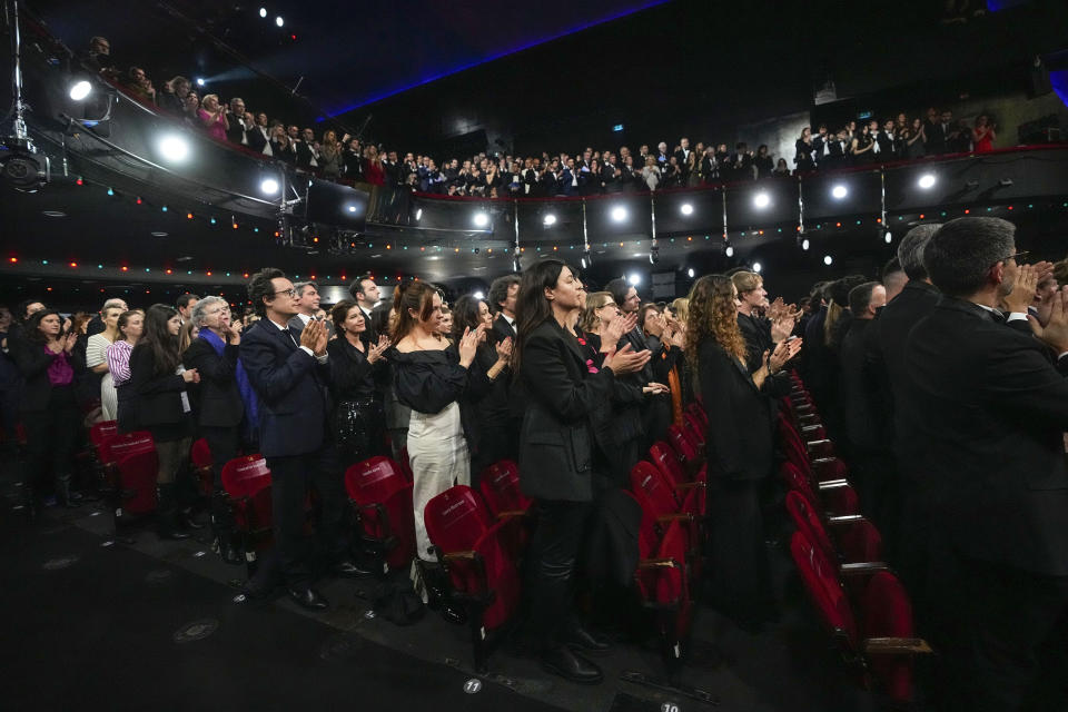 El público ovaciona tras un discurso de la actriz francesa Judith Godrèche en la 49a edición de los Premios Cesar en París, el viernes 23 de febrero de 2024. Godrèche pidió a la industria cinematográfica francesa que "enfrente la verdad" sobre la violencia sexual y el abuso físico. (Foto AP/Michel Euler)