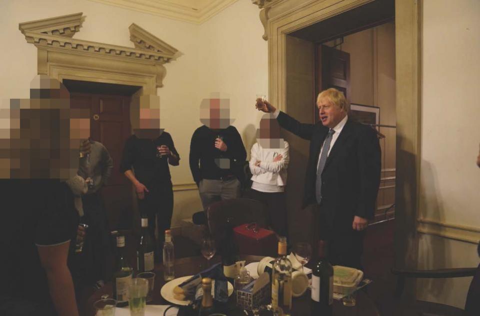 News Shopper: una imagen publicada en el informe provisional del Comité de Privilegios de Boris Johnson en el número 10 de Downing Street durante el cierre.