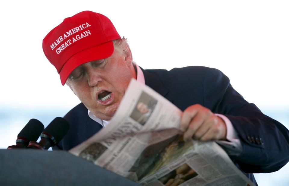 Donald Trump lee el diario Wall Street Journal en un acto de campaña en Jacksonsville, Florida. REUTERS/Daron Dean