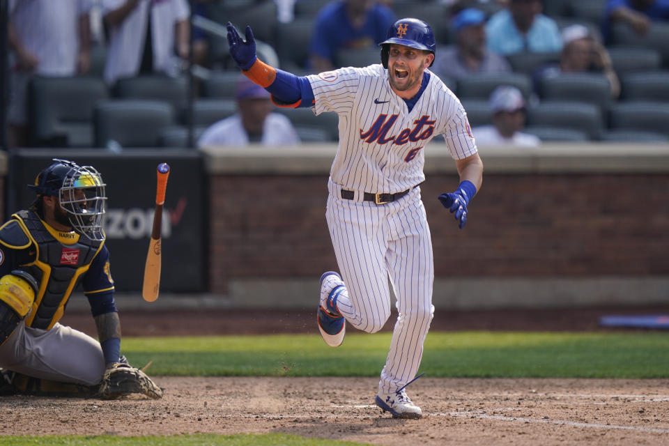 Jeff McNeil, de los Mets de Nueva York, celebra después de conectar el sencillo productor de la carrera de la victoria en la octava entrada del primer juego de una doble cartelera ante los Cerveceros de Milwaukee, el miércoles 7 de julio de 2021, en Nueva York. (AP Foto/Frank Franklin II)