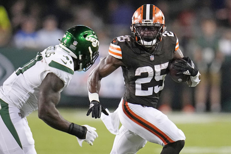 Cleveland Browns running back Demetric Felton Jr. (25) carries the ball next to New York Jets linebacker Claudin Cherelus (41) during the Hall of Fame Game. (AP Photo/Sue Ogrocki)