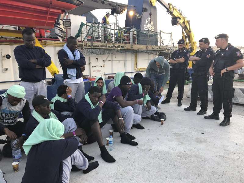 在拉奎特的船靠岸後，船上數名移民便因急需「醫療救援」被准許登陸。（AP）