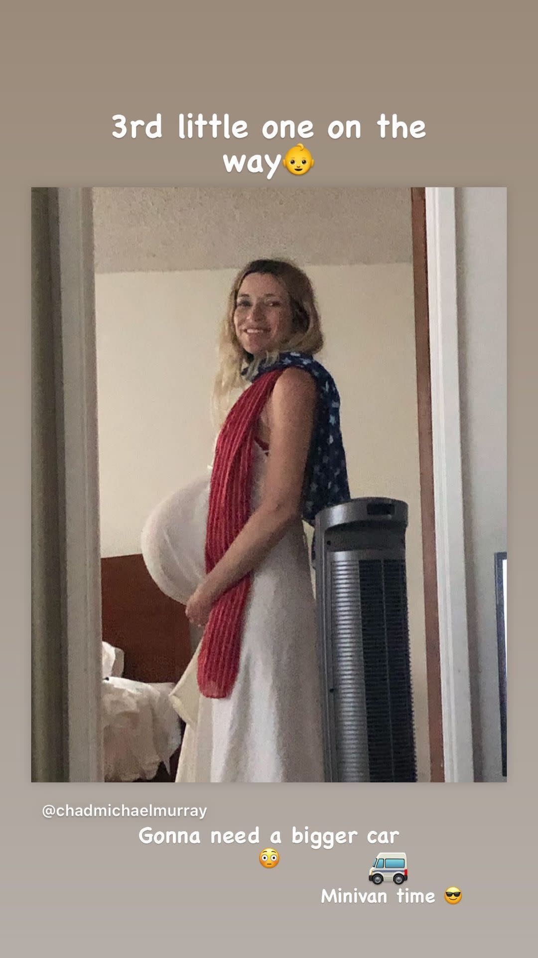 A pregnant Sarah Roemer. (Instagram)