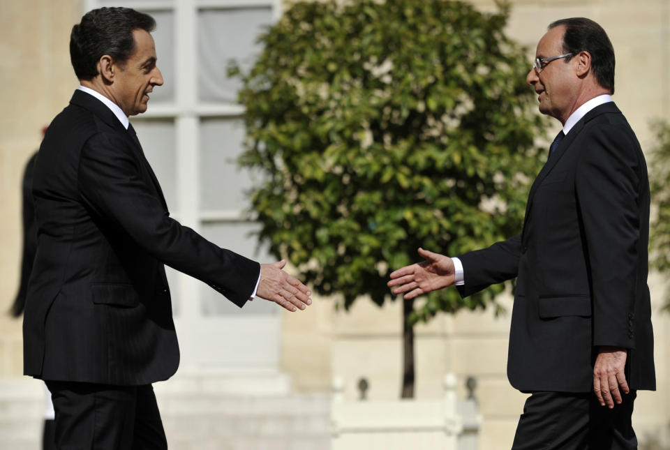 Nicolas Sarkozy accueille François Hollande avant la cérémonie officielle qui doit investir l'ancien candidat socialiste en tant que président de la République. AFP